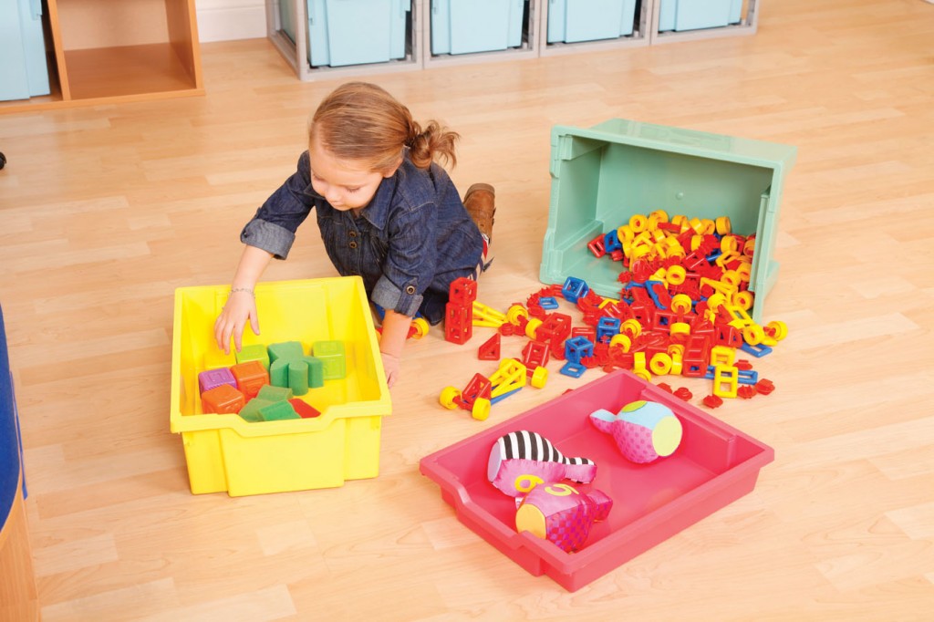 Child and trays_2829