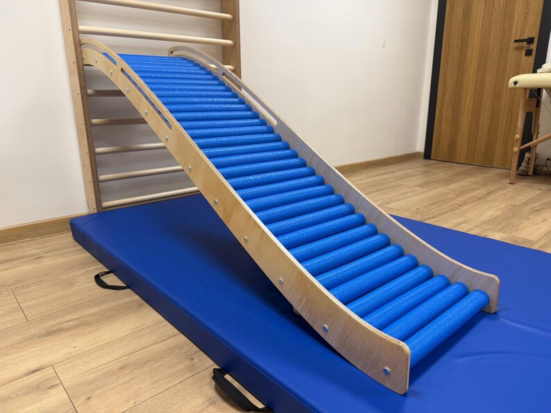 Tänu võimalusele paigaldada erinevatele kõrgustele võimlemisredelile või platvormile, saate hõlpsalt muuta kaldenurka, et kohandada seda vastavalt kasutajate vajadustele ja võimalustele