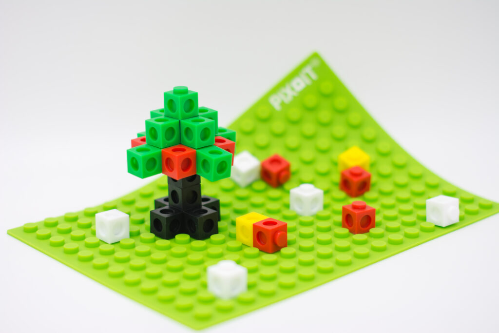 pehmest toidusilikoonist mängualus ja klotsid õppemänguks