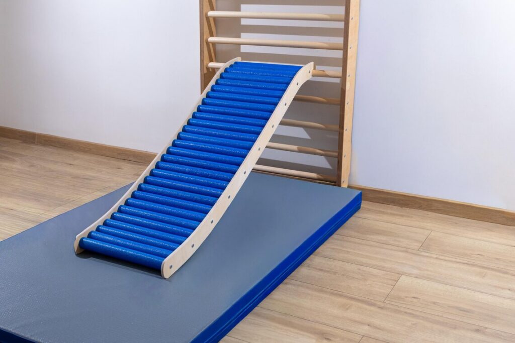 varbseinal kasutatav kaldtee rullidega liumägi. pehmete sensoorsete rullidega