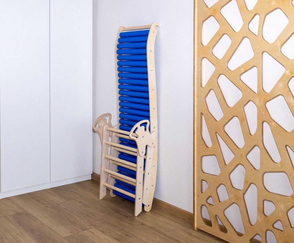 KOMPLEKT Lainekujulise rullidega liumäe ja väikese kokkupandava ronimiskolmnurgaga