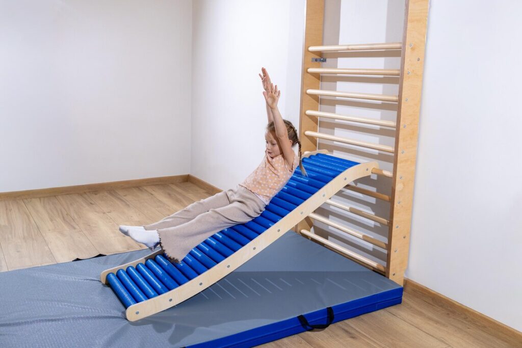 lainekuljuline 160 cm pikkune rullidega liumägi varbseinale ja spordinurka