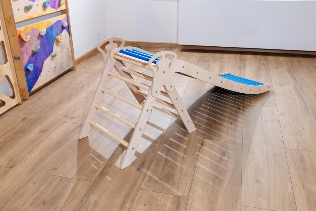 KOMPLEKT. Lainekujuline rullidega liumägi 160 cm ja väike ronimiskolmnurk