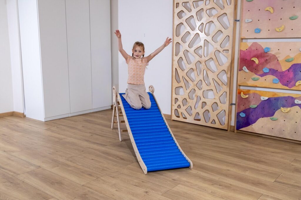 Lainekujuline rullidega liumägi 160 cm väikse pikleri ronimiskolmnurnurga jaok